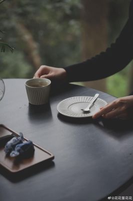 總裁夫人帶女兒游玩曬美照 扎丸子頭干練俏皮 購1500平米工廠進軍美茶事業